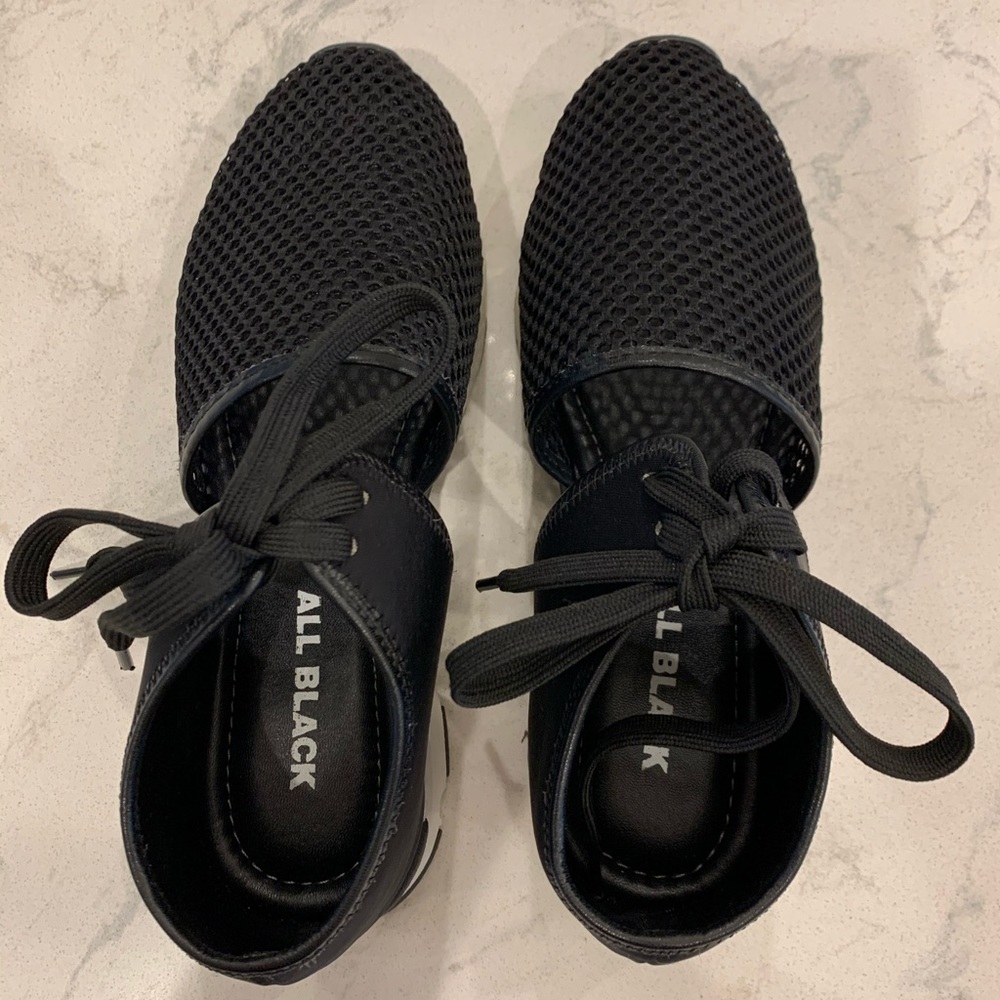 “ALL BLACK” tennis shoes